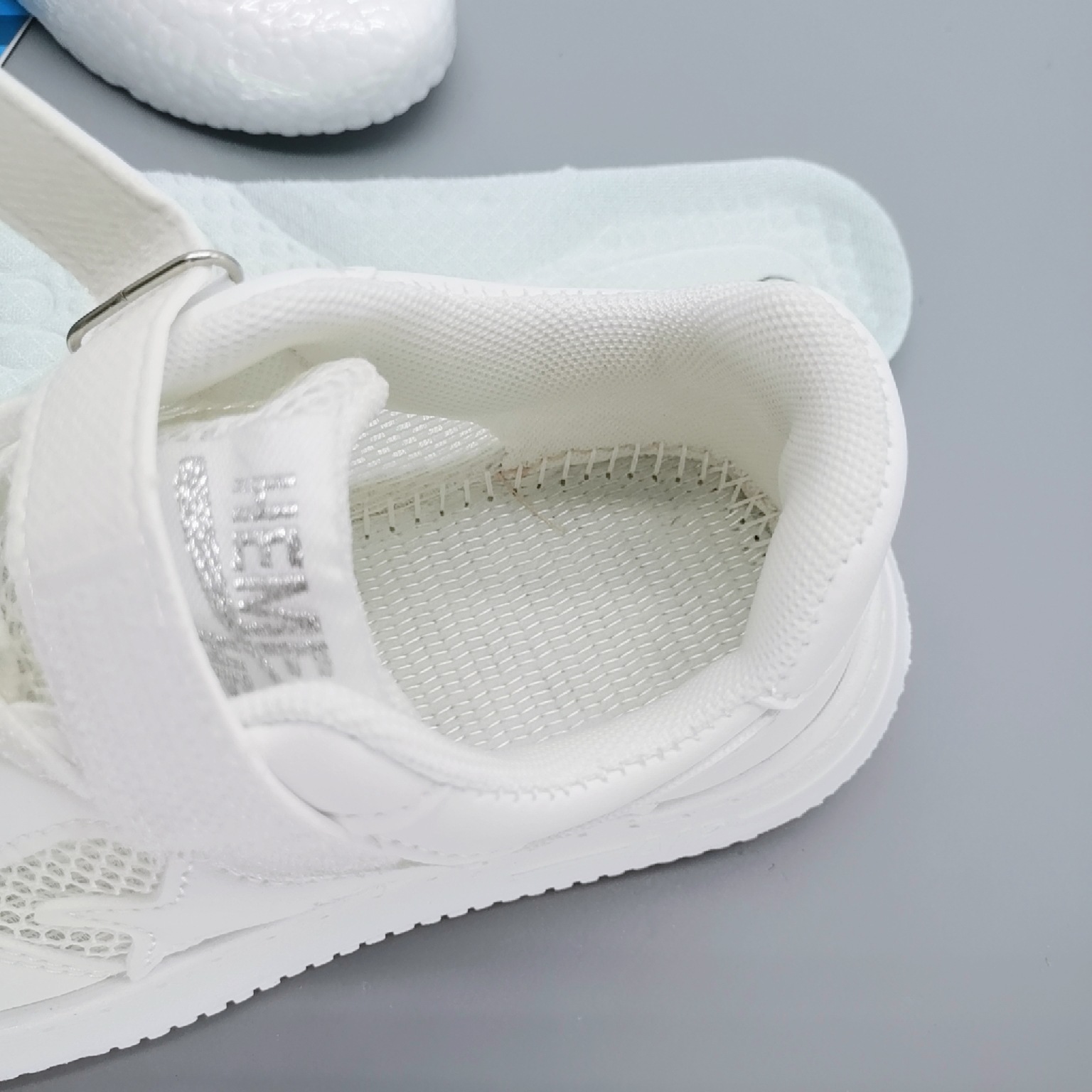 Los nuevos zapatos blancos de red única para niños 6 - 15 años de edad, zapatos deportivos para niños grandes, zapatos de skate para niños grandes