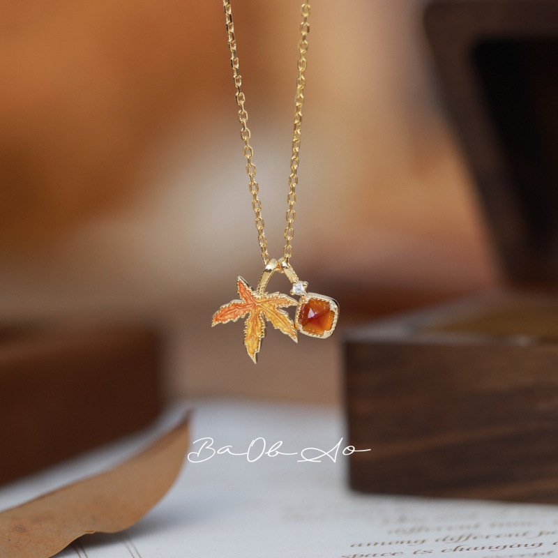 Autumn and Winter Maillard Retro Maple Leaf Necklace for Girls, Niche Light Luxury High-End Clavicle Chain, Gift for Girlfriend, Holiday Present Autumn and Winter Maillard Retro Maple Leaf Necklace for Girls, Niche Light Luxury High-End Clavicle Chain, Gift for Girlfriend, Holiday Present