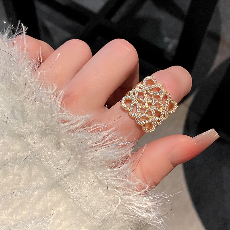 欧米の幾何学的な透かし彫りの金属はダイヤモンドの指輪を入れます。