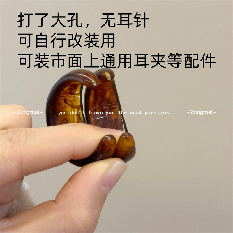 A pair of coffee-colored [big hole punching accessories]