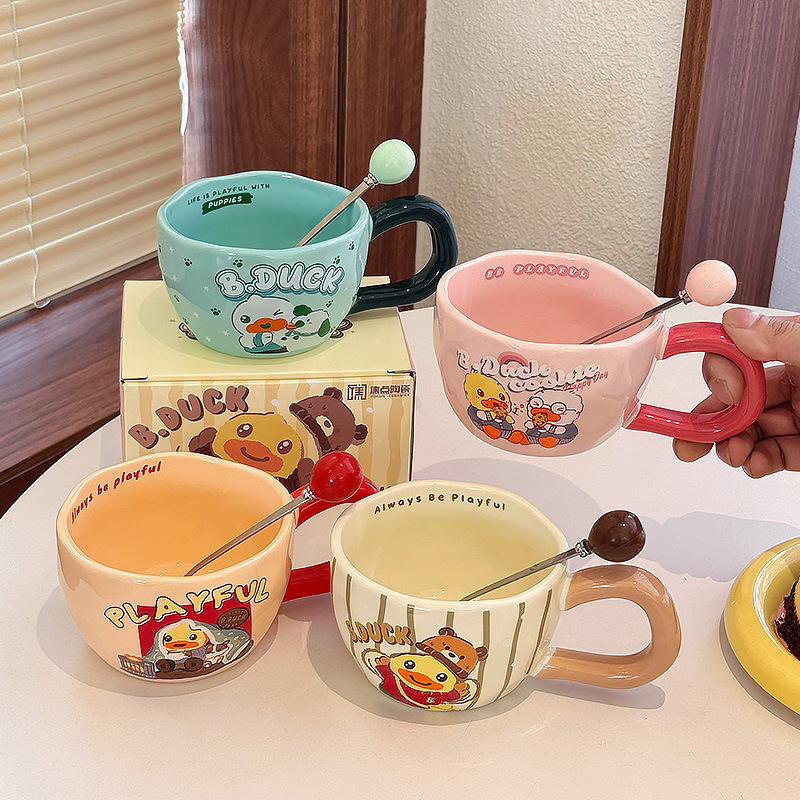 Taza de cerámica Little Yellow Duck Taza de café de oficina con tapa Taza de leche de desayuno de alto valor lindo de dibujos animados para el hogar