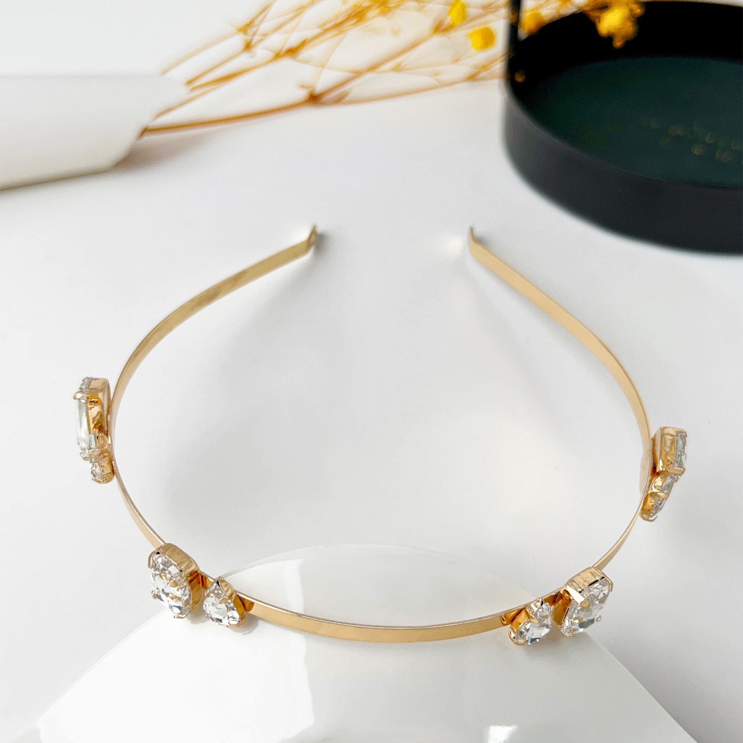 Metal headband -8 diamonds