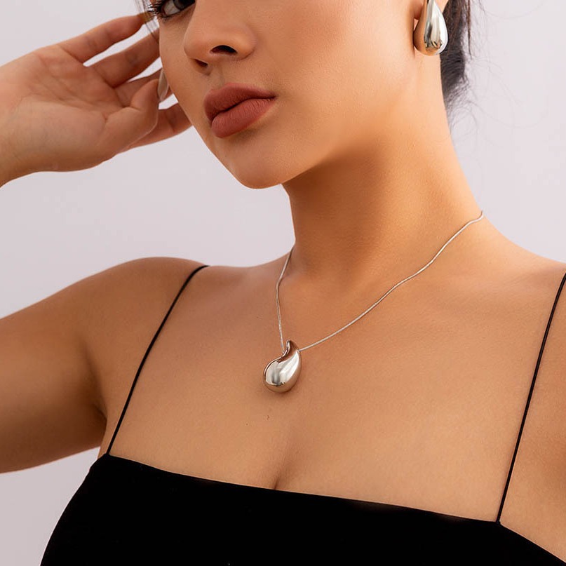 Cross-Border Jewelry Water Drop Smooth Pendant Necklace for Women Versatile Niche Design Snake Bone Chain Sweater Chain Short Style