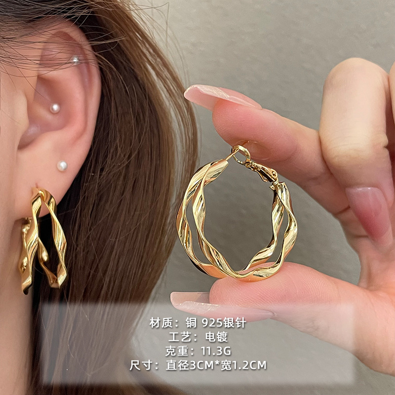 2025 nuevo estilo verano de moda anillo plateado círculo negro círculo fino temperamento europeo y americano aretes dorados de todo fósforo