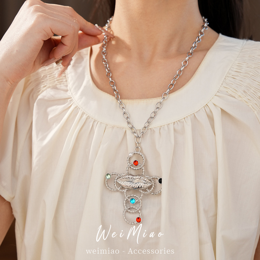 Resina labios cruz collar de perlas personalidad nicho exagerado cadena de suéter de lujo ligero conjunto de joyería de lujo mujer