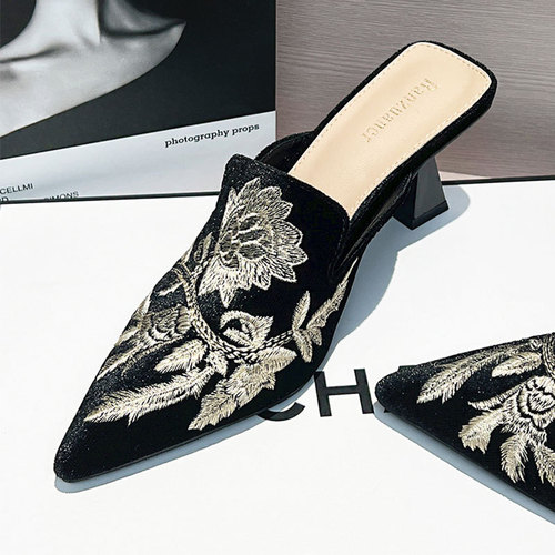 New Chinese-style embroidered headband sandals for women, 2025 summer new style, fashionable pointed-toe stiletto heel mules with a half-sandal design.