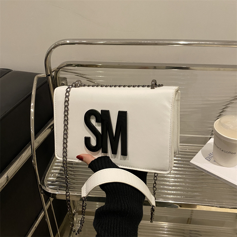 Bolso de moda moda de estilo 2025 primavera y verano nueva moda personalidad simple letras bolso de hombro de cadena casual