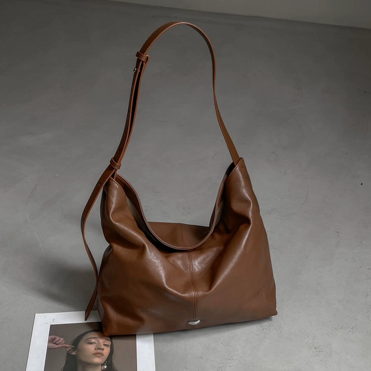 Capacious small underarm bag, one-shoulder bag