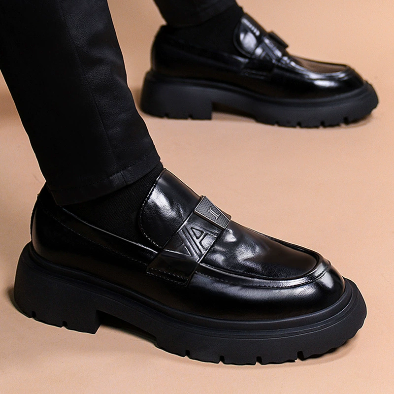 2025 набор мужской обуви для педалей новая мужская обувь с мягким подошвением повседневная кожаная обувь для мужчин с толстой подошвы повседневная мода