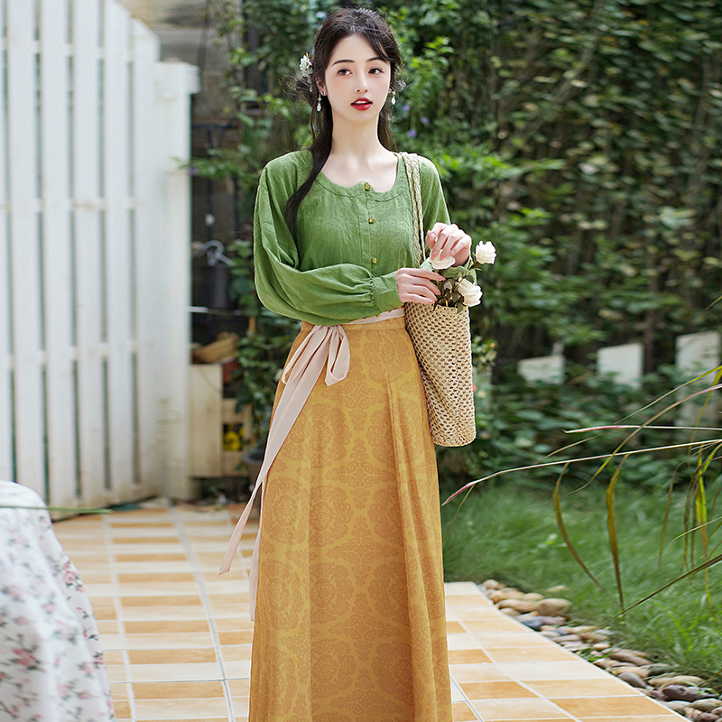 Real shot of a sweetheart neckline Tang-style short-sleeved shirt, jacquard long-sleeved blouse, and eight-panel skirt set that's slimming and versatile.