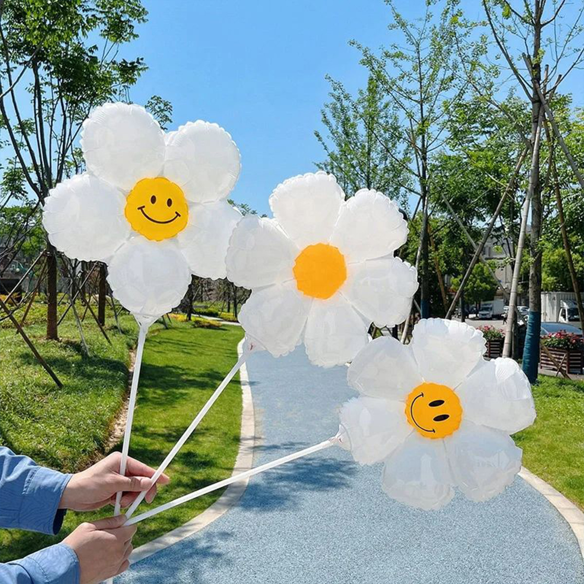Floral balloons, daisies, sunflowers, smiling balloons, floor displays, street vendors, birthday photo props, handheld daisy balloons