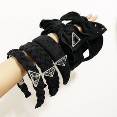 French-style autumn/winter black-toned Chanel-inspired hairband—sweet, plush, with a bow detail; wide-brimmed braid holder—fashionable hair accessory for women