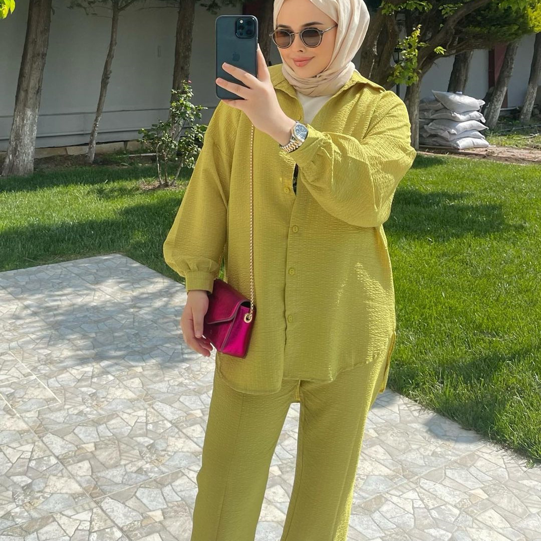 Neue Mode für arabische Damen im Nahen Osten, Frühjahr/Sommer 2024: Locker fallendes, knittriges Langarm-Hemd- und Hosen-Set aus leichtem Stoff._voghion.com