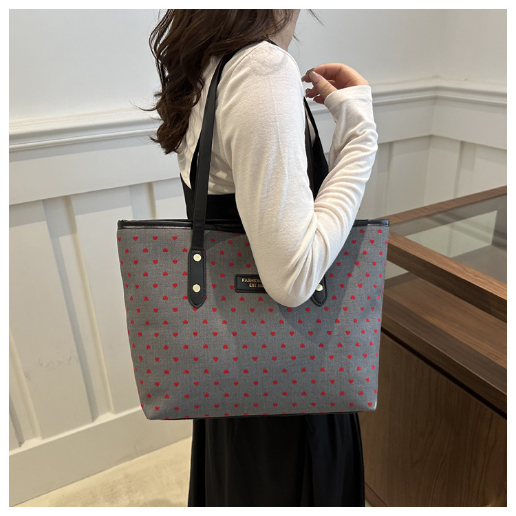 The 2024 new Korean-style tote bag with a college style is stylish, elegant and beautiful. It is a large-capacity single-shoulder and underarm commuter handbag undefined