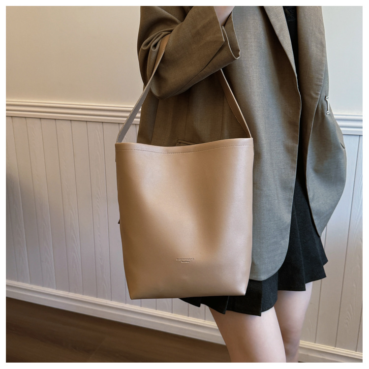Solid color Tote bag 2024 new style, high-end, large-capacity single-shoulder versatile, niche women's bag, casual and simple bucket bag undefined
