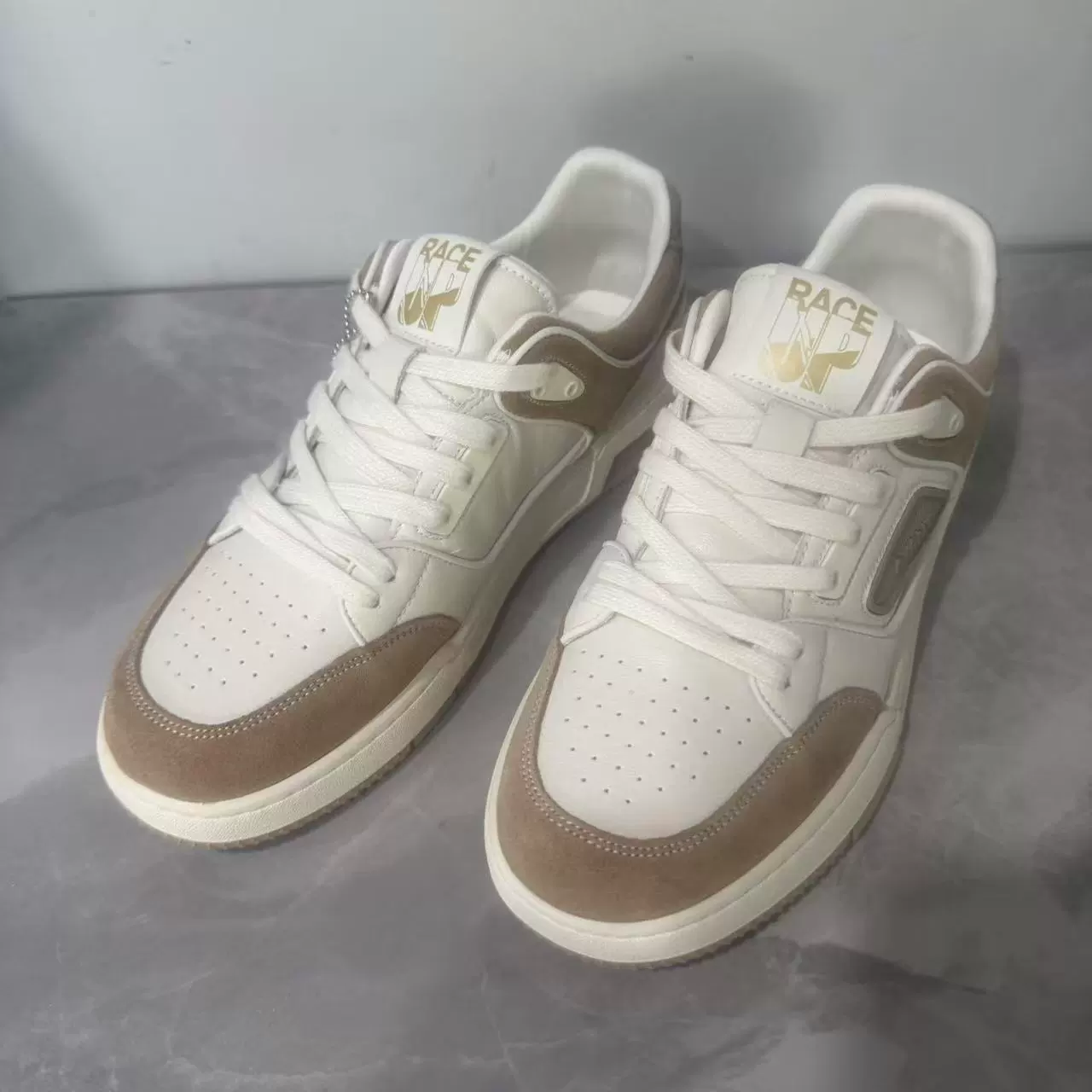 Мужские дышащие повседневные кожаные туфли на шнуровке, простая, удобная, модная текстура, контрастные цвета, энергичные кожаные туфли.