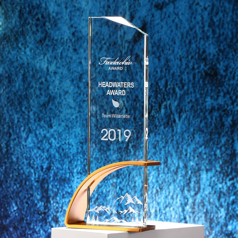 Производство хрустальных трофеев с пятиконечной звездой, производство креативных медалей, гравировка для почетных сотрудников, авторизация дистрибьютора, табличка