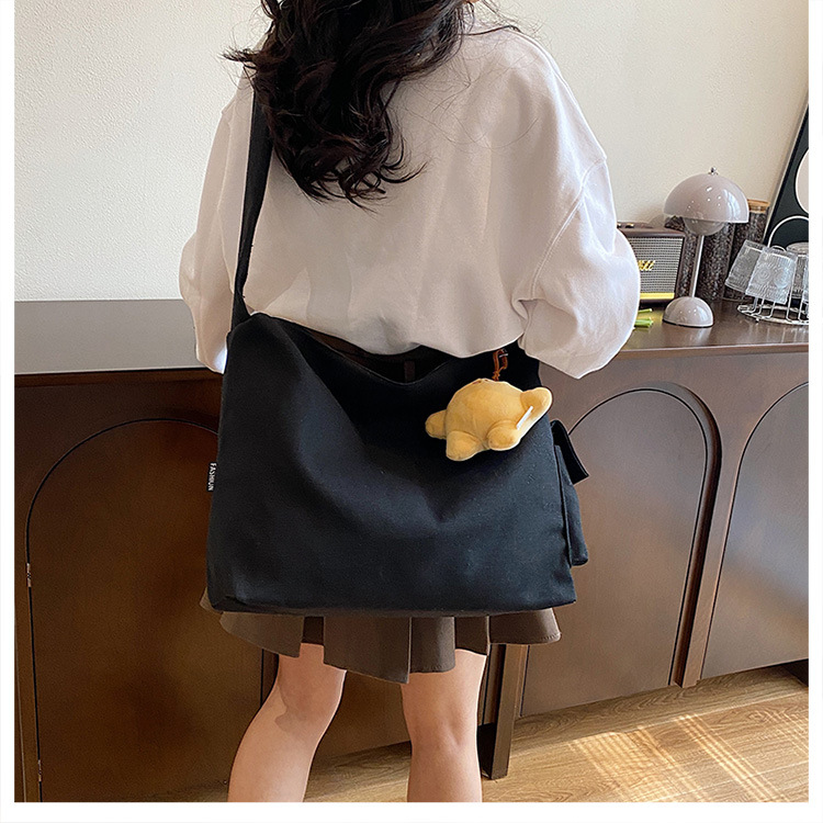 The 2024 new Korean-style simple and laid-back casual canvas crossbody bag and the large-capacity versatile tote bag are selling well undefined