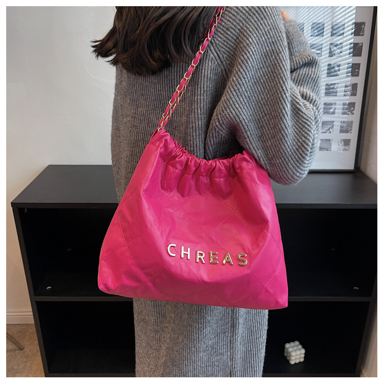 Borsa a tracolla da donna trapuntata con catena di tendenza_voghion.com
