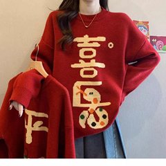 太った秋冬は正月の新しい服の赤いセーターを着ています。