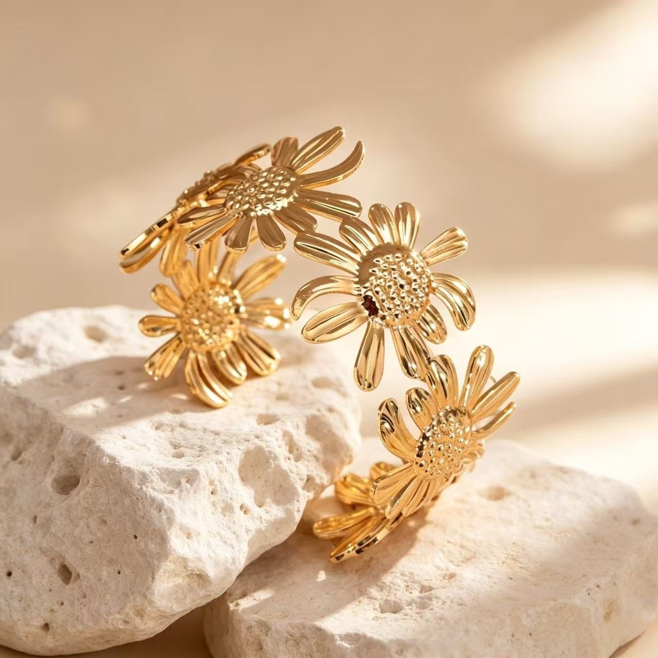 Brazalete de borde ancho de oro europeo y americano retro joyas de alta calidad flores huecas esmalte pulsera joyas de acero inoxidable galvanizado