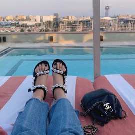 现 2025夏季新款韩国设计师气质法式珍珠花朵小香风沙滩凉鞋