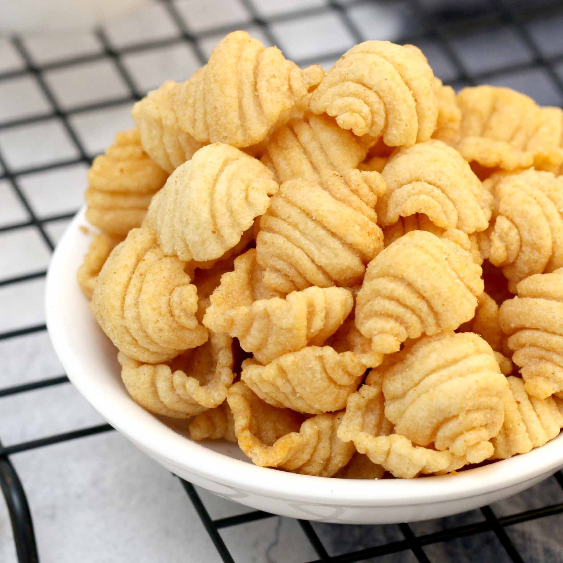 Snack Food Seashell Crisps Whelk Crisps 5 Pounds Wholesale Loose Bulk Puffed Snacks Direct Manufacturer Supply Snack Store Agent