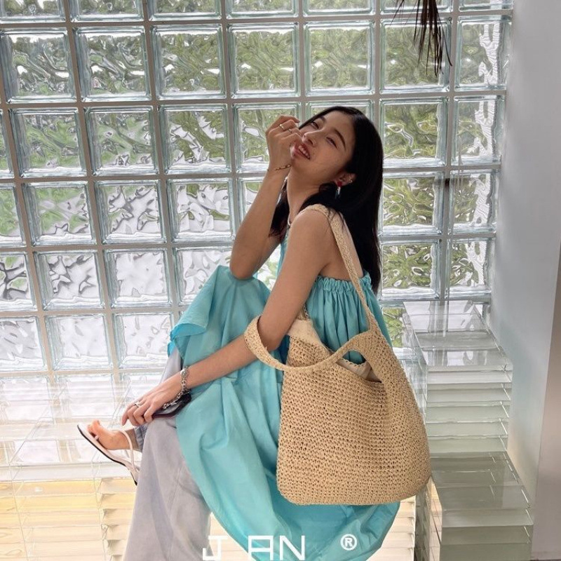 Summer vacation style raffia straw bag, large capacity, versatile casual travel beach bag, single shoulder woven bag for women, light luxury