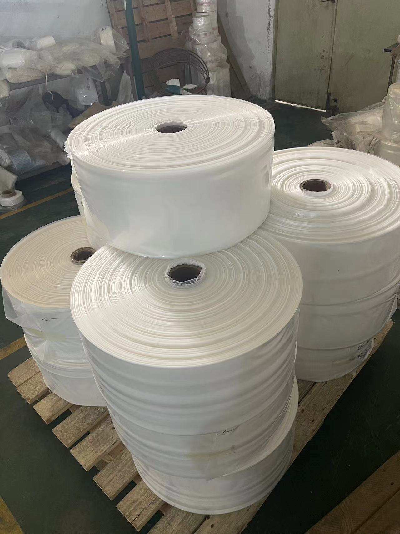 PE plano de alta presión espesado material de tubo transparente película de bobina larga a través de bolsa a prueba de polvo e impermeable embalaje industrial bolsa de PE