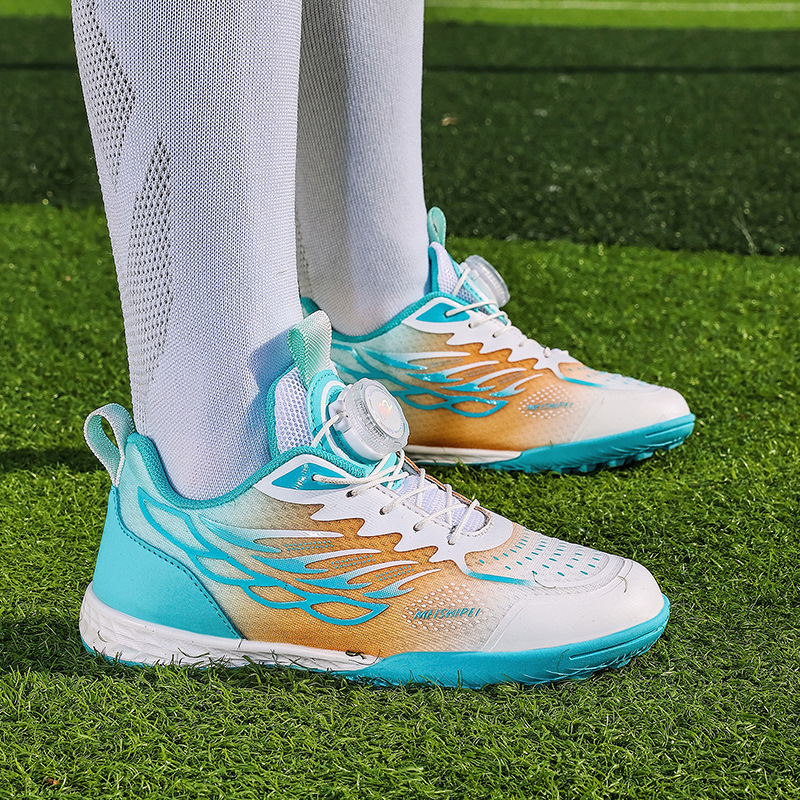 La nueva temporada escolar de primavera promueve principalmente zapatos de fútbol para hombres y mujeres para juegos de uñas para niños 30-39 yardas zapatos deportivos con botones giratorios