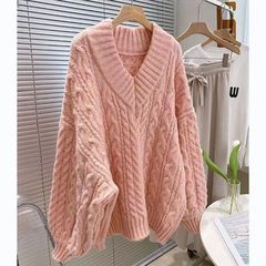 Vネックの厚い麻花のセーターの女性の秋冬のゆったりしている外は怠惰な風のデザイン感の小さい大衆の保温のニットの上着を着ます。