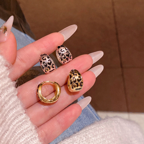 Glamorous Vintage Leopard Print Two-Sided Ear Clasp Earrings for Women, Lightweight and Unique, Perfect for Autumn and Winter Fashion, Stylish and Versatile, Exquisite Jewelry