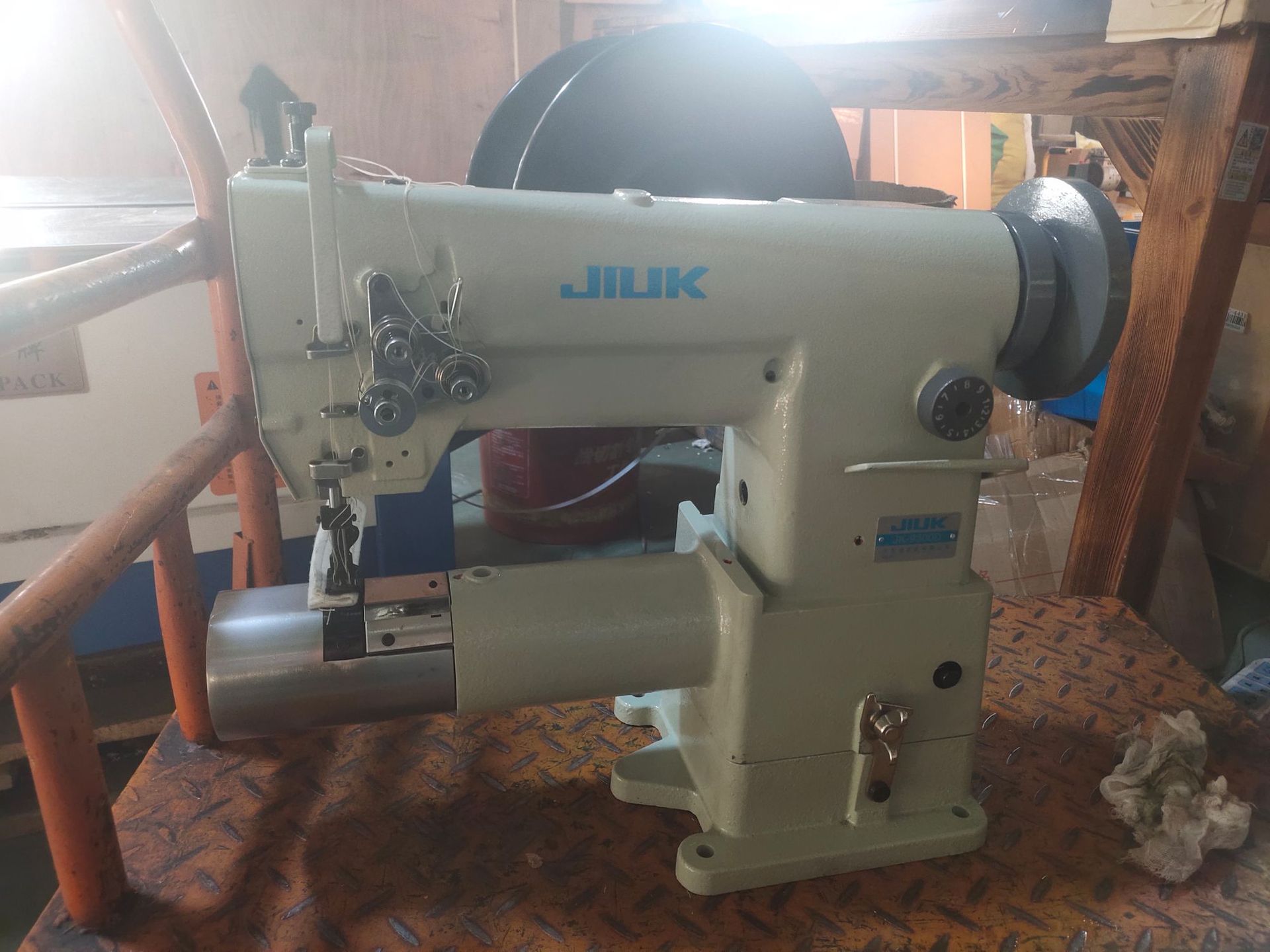 Suministro 4431 jeringa doble alimentación integrada material grueso máquina de coser/máquina de coser industrial