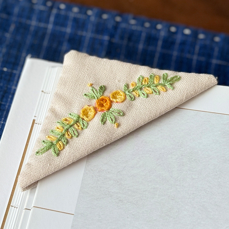 Marcadores de flores bordadas a mano Ludiy material de bordado bolsas de libros marcadores de esquinas lindos marcadores creativos de estudiantes
