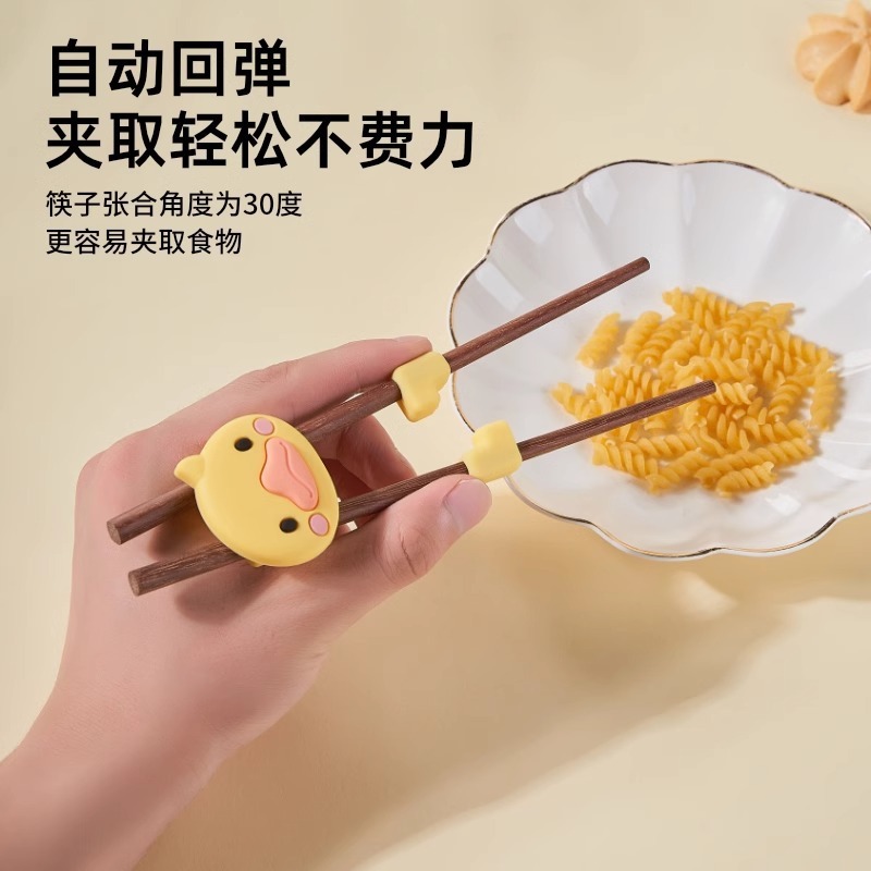 子供の虎口は箸を訓練します。2歳から6歳までの赤ちゃんは箸を勉強します。|undefined