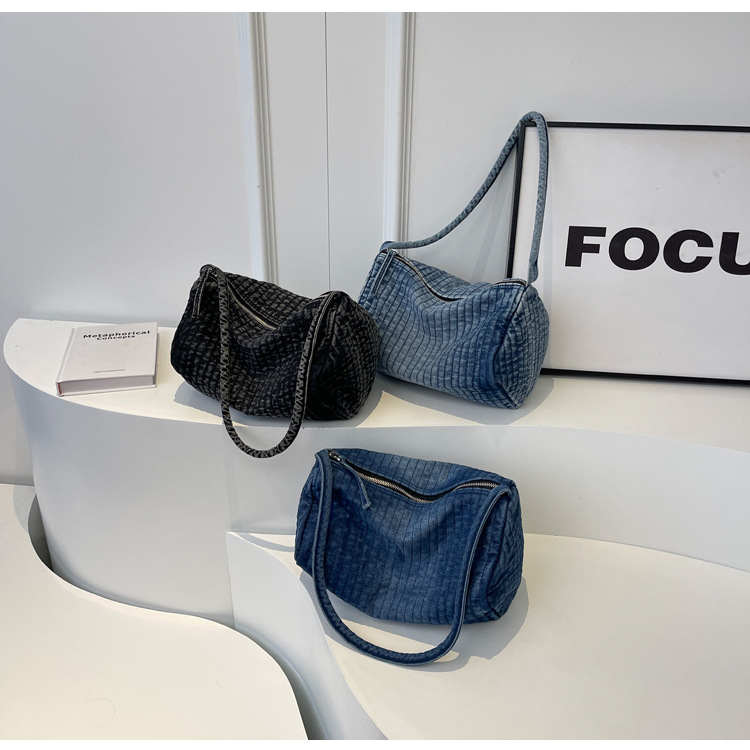 Frau Groß Denim Einfarbig Strassenmode Kissenform Reißverschluss Schultertasche Umhängetasche display picture 4