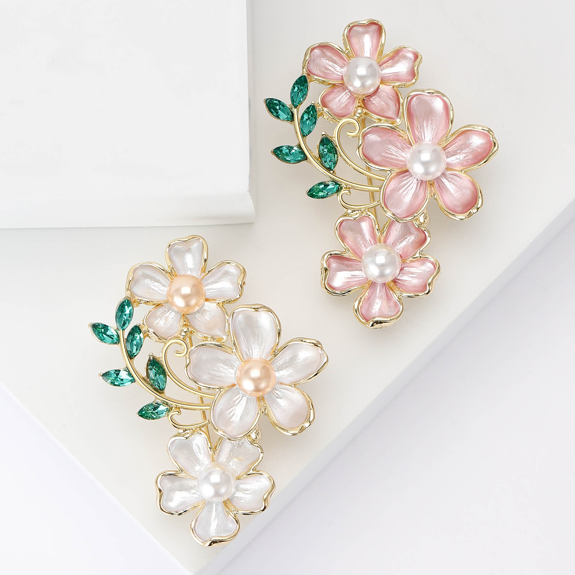 Elegant kameliabrosch för kvinnor lyxig modeaccessoar_voghion.com