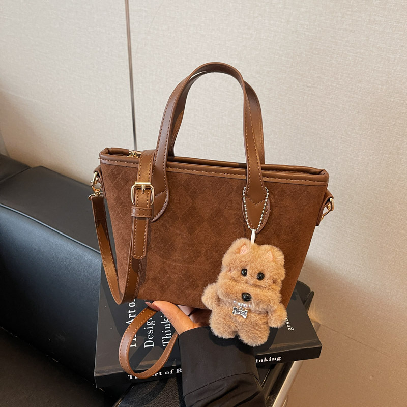 Bolsa de cubo de estilo coreano, bolsa de cestas de platos de mano, mujer, otoño y invierno, 2025, nuevo estilo de alta calidad, bolso de hombro de un solo hombro.