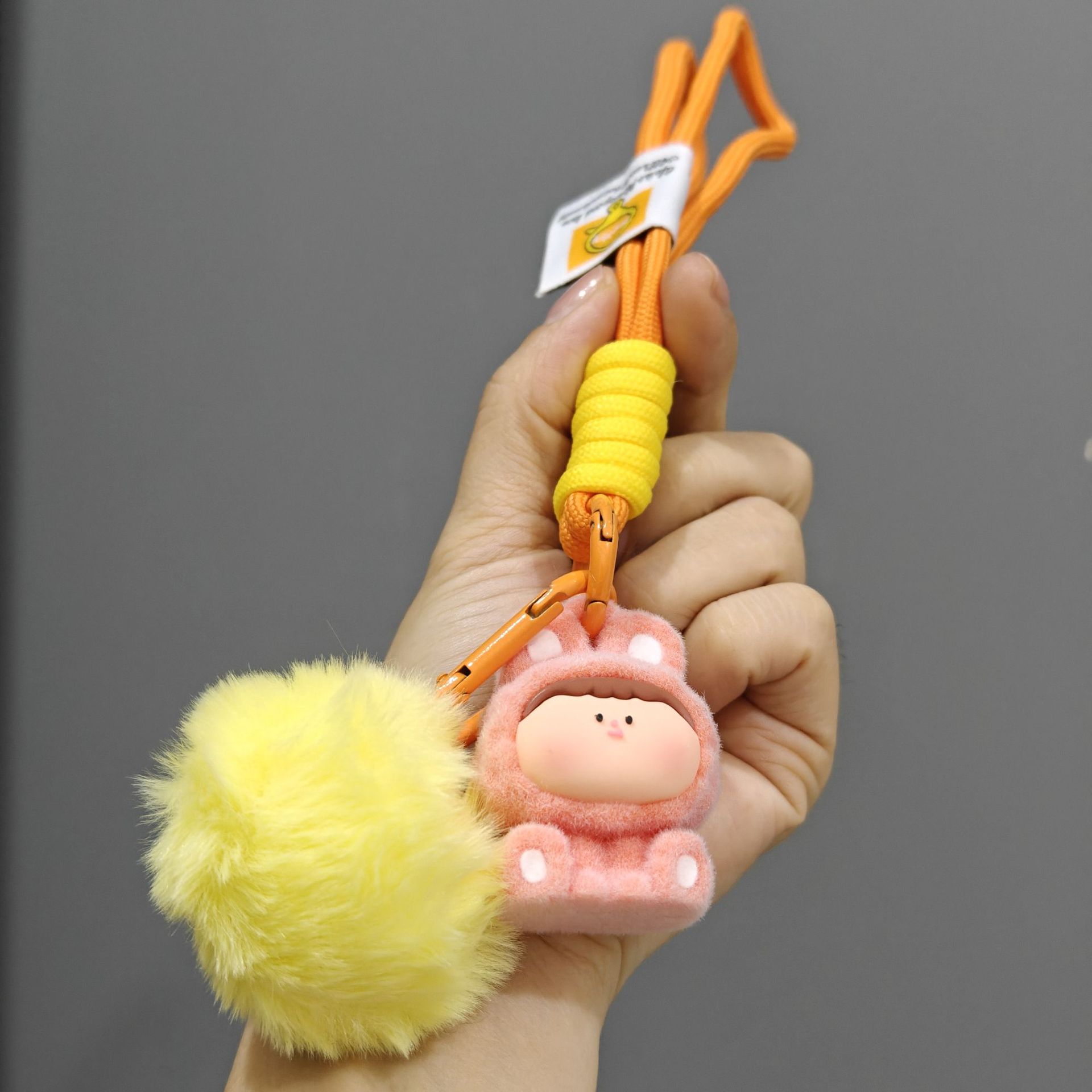 Caricatura floc amarelis llavero de automóvil pareja colgante bolsos creativos colgar garra máquina regalos al por mayor