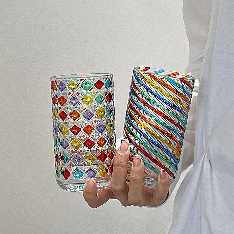 Ins nicho diseño de color contrastante pintado a mano taza de agua de vidrio de colores taza de jugo refractará la luz del arco iris taza medieval