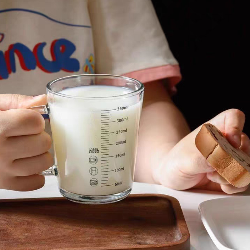 スケール付き牛乳カップ電子レンジは子供の朝食ストローを加熱して粉ミルクの大容量ガラスカップ工場を抽出することができる|undefined