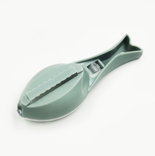 Household kitchen gadgets with lid fish scaler kitchen fish scale scraper manual fish scale removal tools wholesale