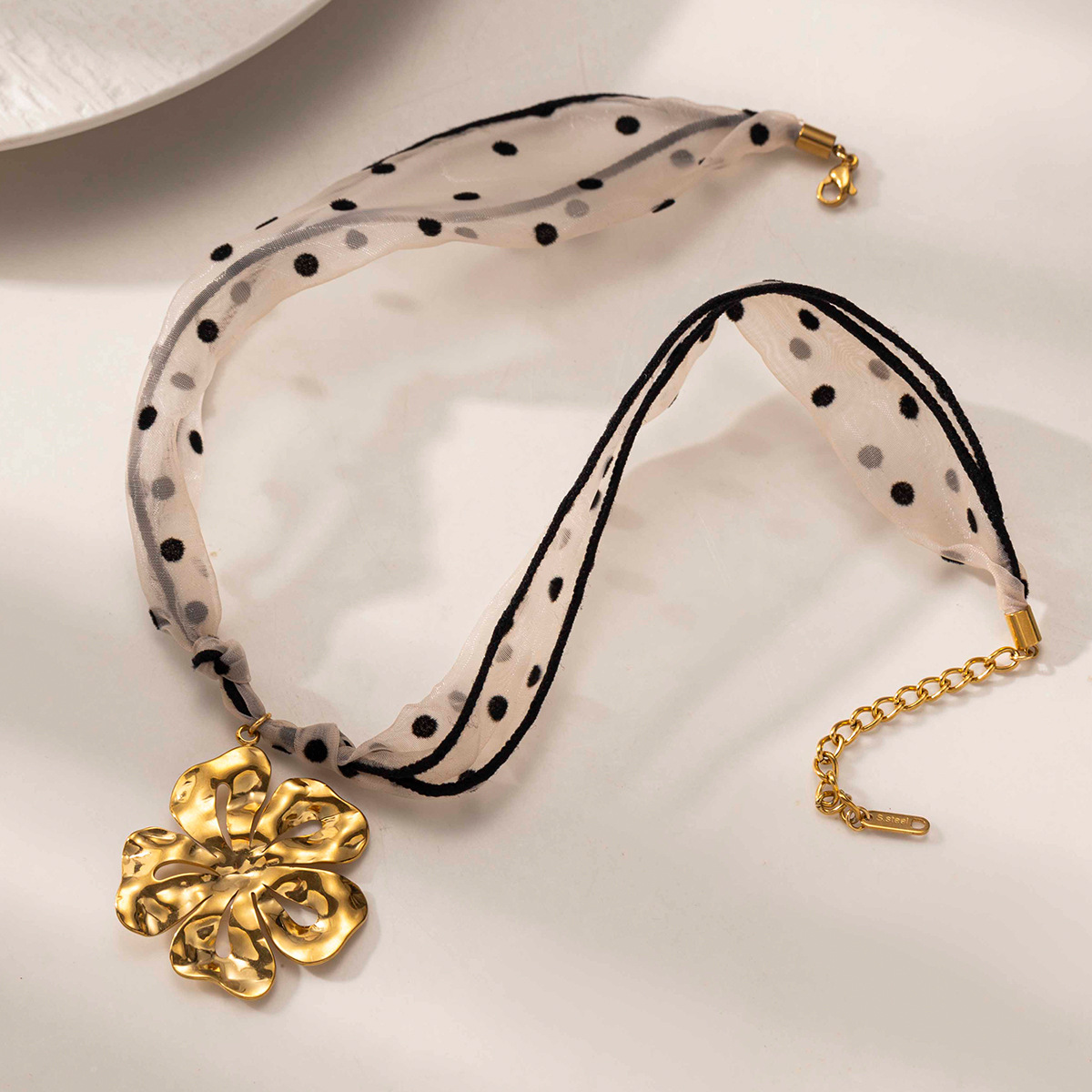 Tiana Europa y América colgante de acero inoxidable collar dulce y cool caliente viento universal nicho bufandas de seda estrella de mar collar de acero titanio sol