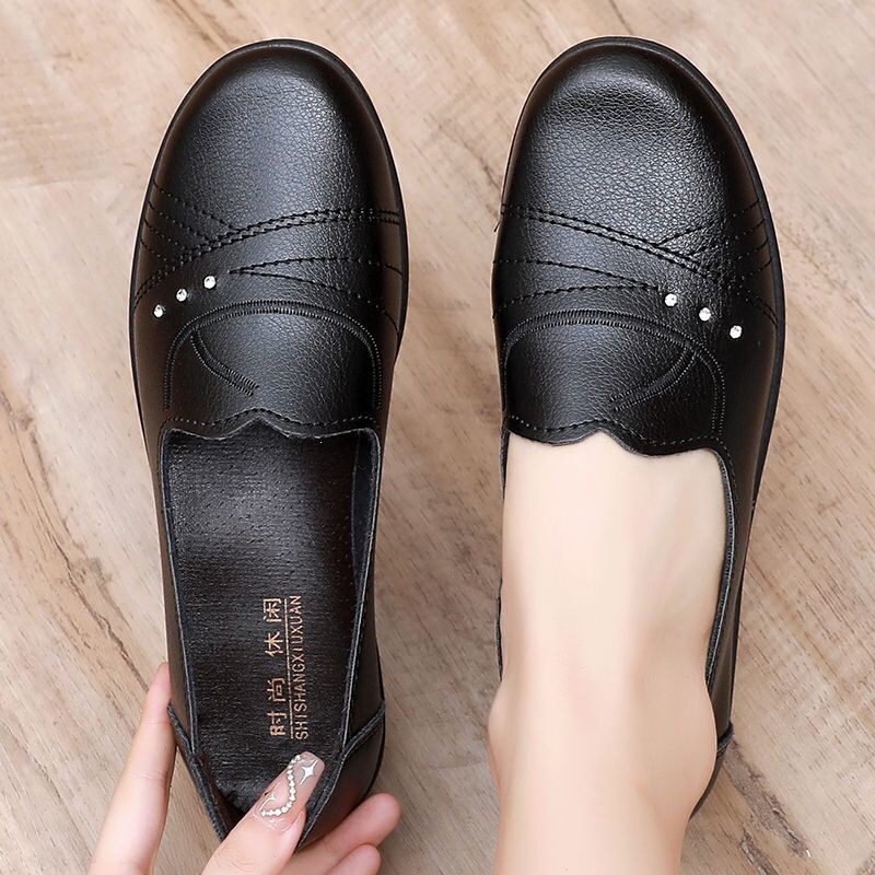 Real Soft Leather Mom Shoes with Soft Rubber Soles, Slip-On Flat Shoes for Women, Suitable for Middle-Aged and Elderly People to Stand for Long Periods Without Getting Tired Real Soft Leather Mom Shoes with Soft Rubber Soles, Slip-On Flat Shoes for Women, Suitable for Middle-Aged and Elderly People to Stand for Long Periods Without Getting Tired
