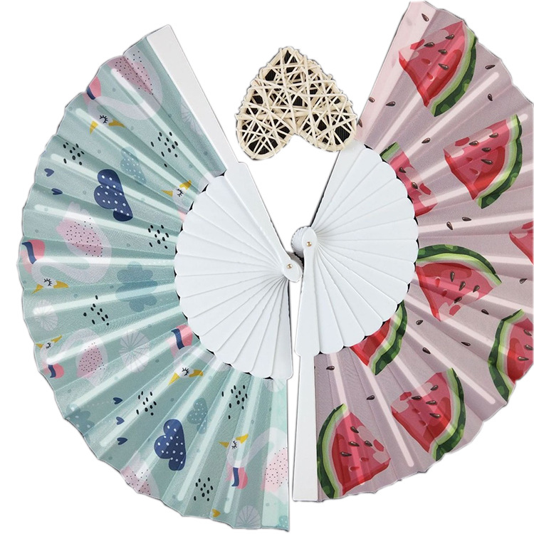 En stock de plástico fresco hueso Oxford tela plegable ventilador fresco verano sandía tema creativo ventilador plegable