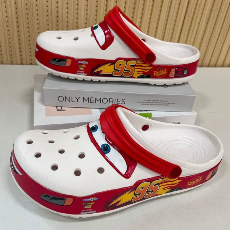 2025 Готовы к стоку McQueen 95 Car Crocs Garden Shoes Модные и универсальные открытые дышащие повседневные сандалии