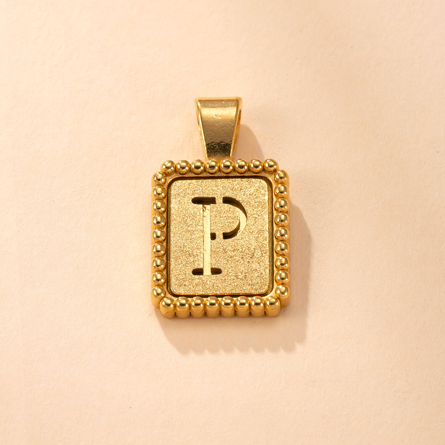 Colgante único Collar de acero inoxidable de moda transfronteriza Colgante de letras de lunares de marca cuadrada fundido Joyas de acero de titanio dorado de 18 quilates