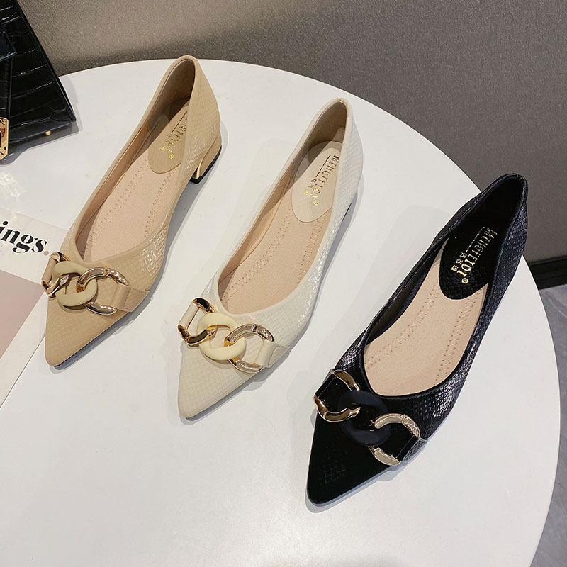 Zapatos de una sola capa de Punta puntiaguda Primavera y otoño nuevos zapatos de mujer Four Seasons zapatos de mujer profesionales moda boca baja cadena hebilla tacón grueso más tamaño zapatos de mujer de tacón bajo