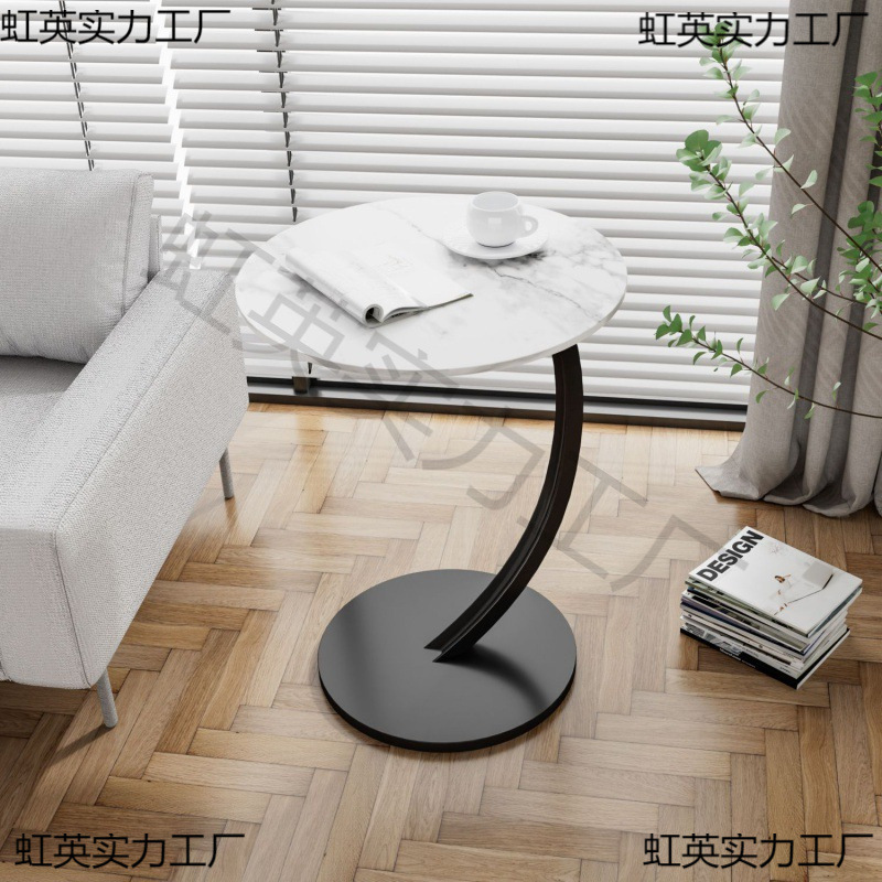 Esquina de la sala de estar, mesas pequeñas, sofá rojo, gabinete lateral, mesa de té, mini mesa redonda, cama roja, dormitorios