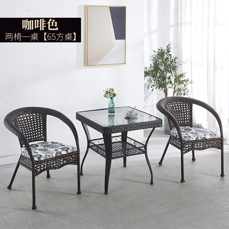 갈색 의자 2개와 65제곱미터 테이블